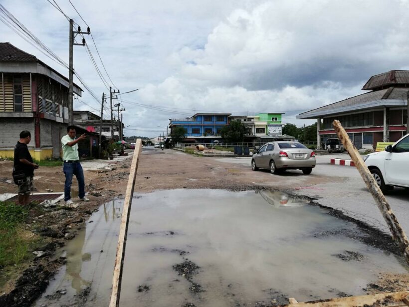 โวย ทางเข้าสถานีขนส่งจังหวัดกระบี่ ถนนเป็นหลุมเป็นบ่อ | The Thaiger
