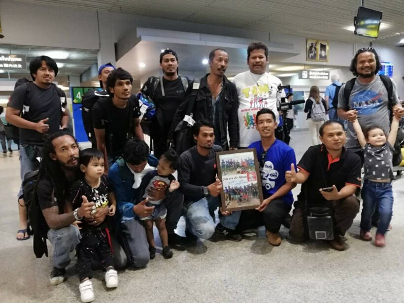 ทีมปีนผาอ่าวไร่เล 12 ชีวิต กลับถึงกระบี่ ท่ามกลางการต้อนรับอย่างอบอุ่นจากครอบครัว | The Thaiger