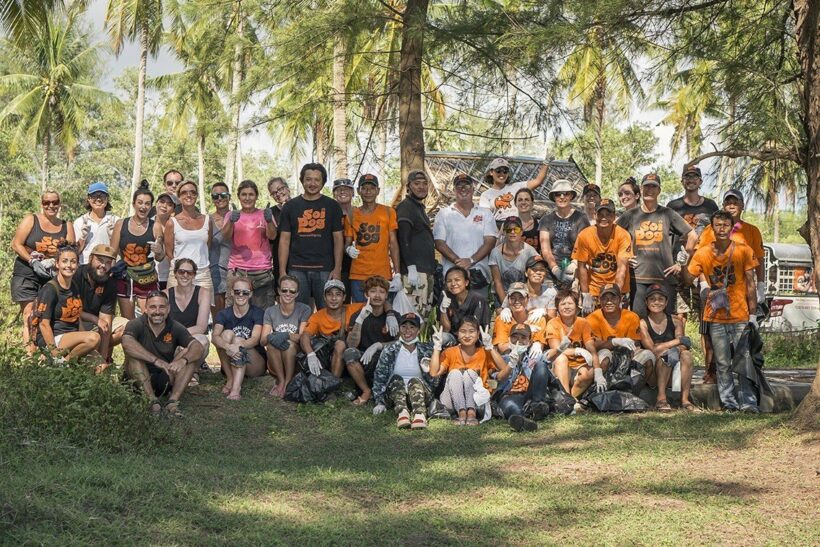 รักสัตว์ รักษ์สิ่งแวดล้อม – ซอยด๊อก รวมพลังทำความสะอาดหาดไม้ขาว | The Thaiger