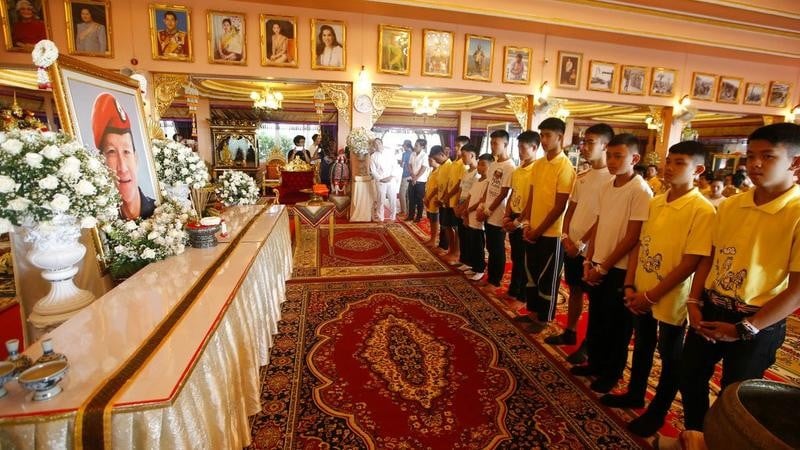 Blessing ceremony dedicated to Saman Kunan. 11 Mu Pa team members poised to enter monkhood.