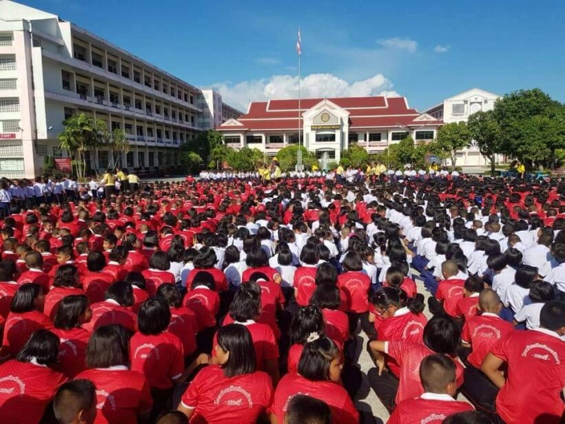 นักเรียนกว่า 4,000คน ร่วมแปลงอักษร แสดงความยินดี หลังพบทีมหมูป่า | The Thaiger