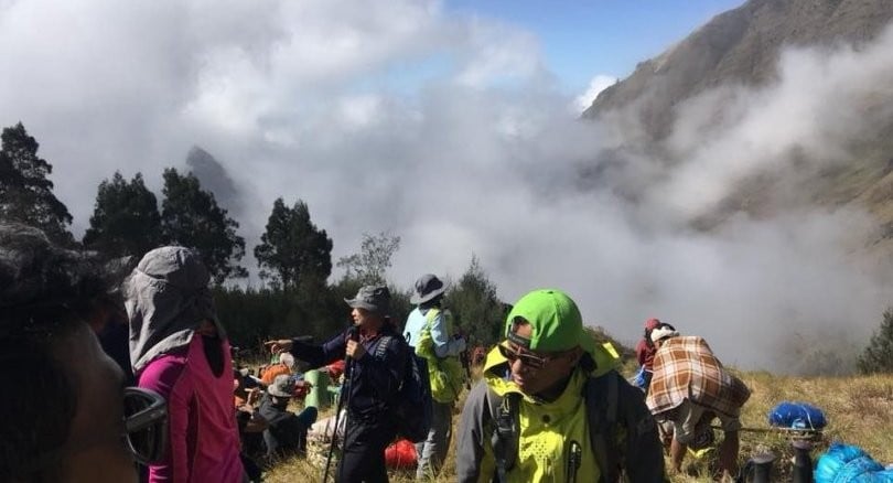 Thais and foreigners stranded on Lombok volcano following earthquake | News by Thaiger