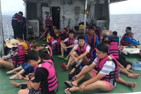 เจ้าท่าส่งเรือช่วยนักท่องเที่ยวติดเกาะราชา จ.ภูเก็ต คลื่นสูง 3 เมตร | The Thaiger