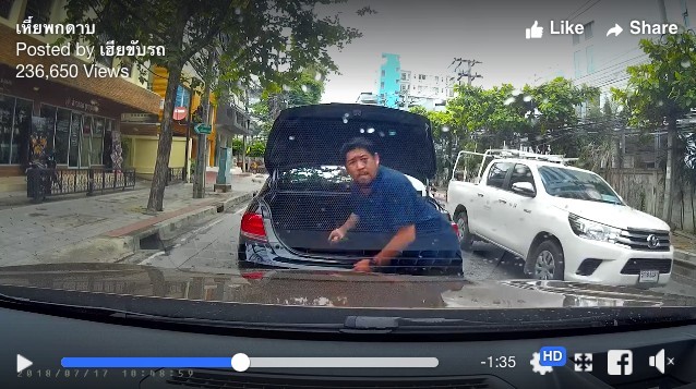 Bangkok driver threatens woman with machete