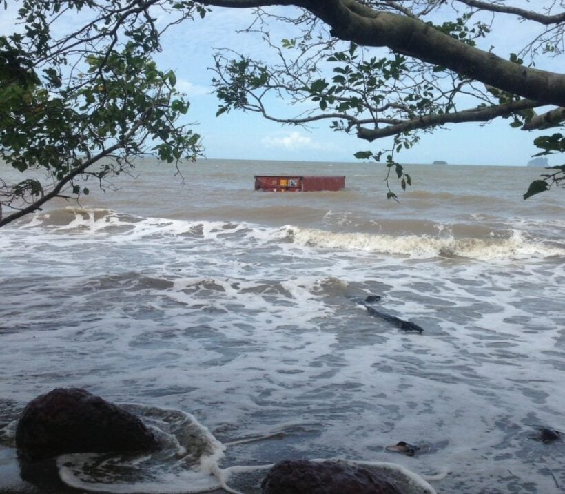 Trang: 17 containers wash off a ship