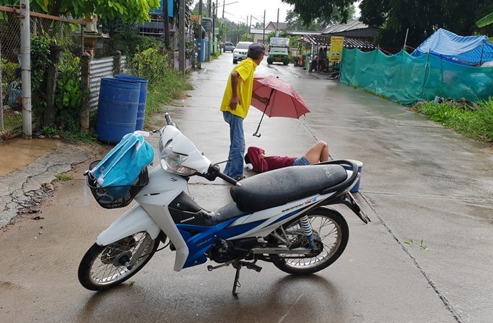 Sattahip: 15 year old motorbike driver crashes with her 3 year old brother