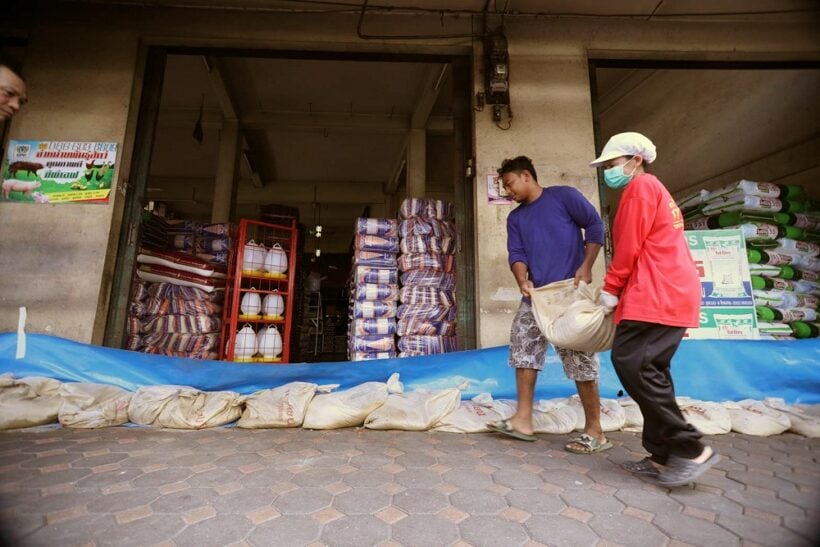 Phetchaburi residents building their own flood walls