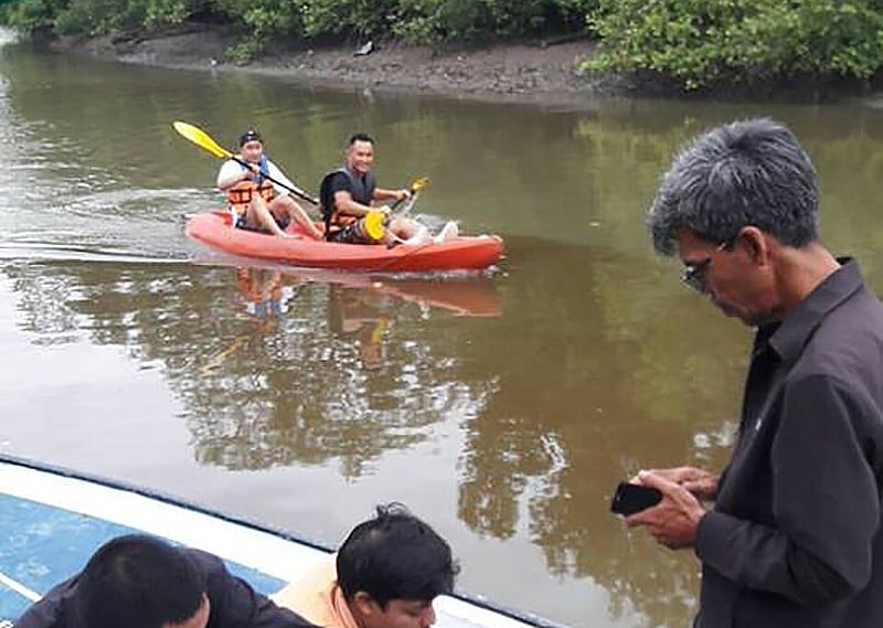 Tourists back on Mudong Canal after frantic clean-up