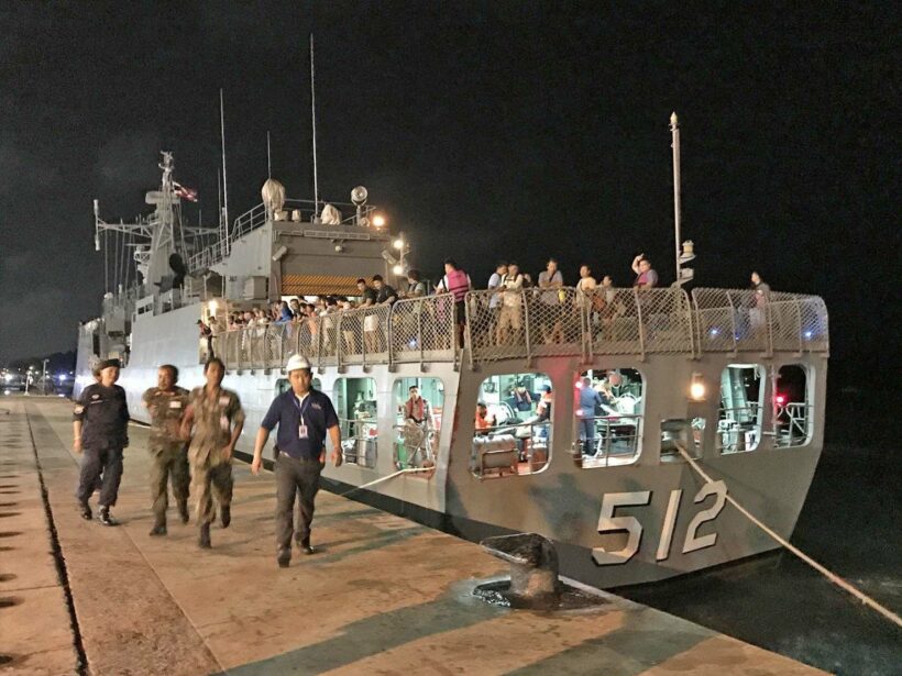ทัพเรือภาคที่ 3 ส่งเรือรบหลวงนราธิวาสรับนักท่องเที่ยวชาวต่างประเทศที่ติดเกาะราชา | The Thaiger