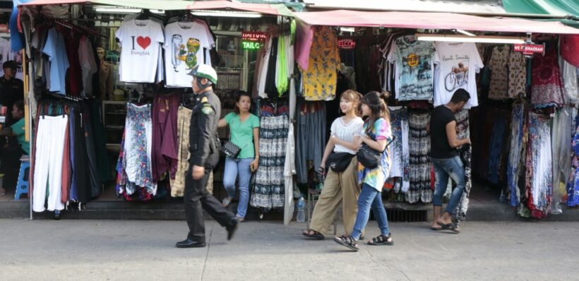 Khao San Road vendors defy BMA’s ban on sidewalk trading | News by Thaiger
