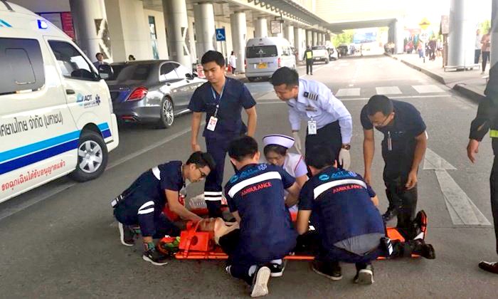 Thai woman takes out guard and four cars after parking fine outside Chiang Mai airport