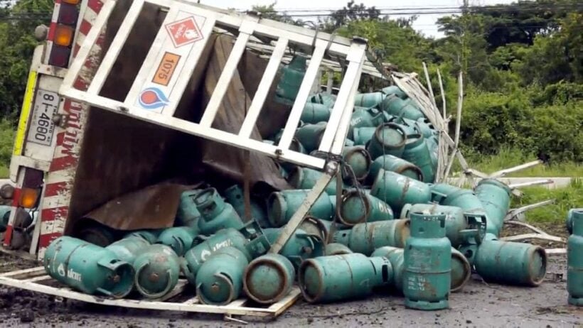 Truck carrying gas cylinders flips over in Udon Thani | News by Thaiger