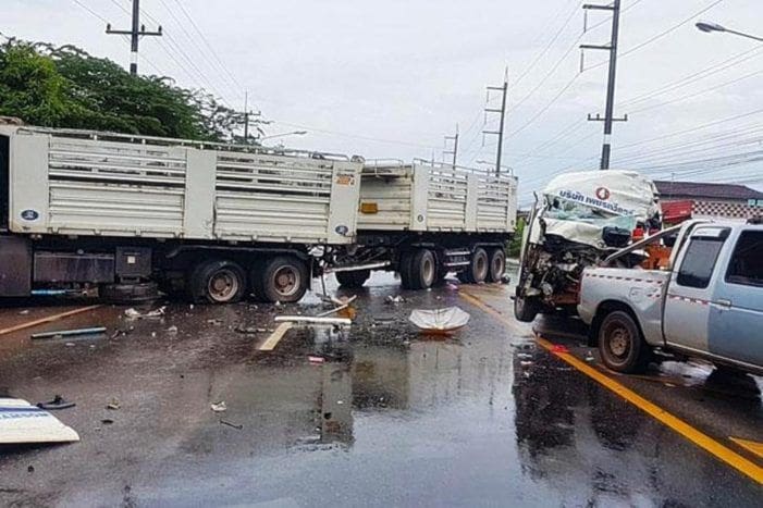 2 dead and 11 injured in Udon Thani road crash