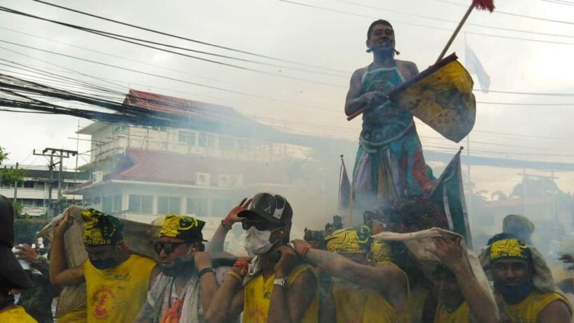ลุยฝนแห่พระรอบเมือง ศาลเจ้ากะทู้ ต้นกำเนิดประเพณีกินเจภูเก็ต | The Thaiger