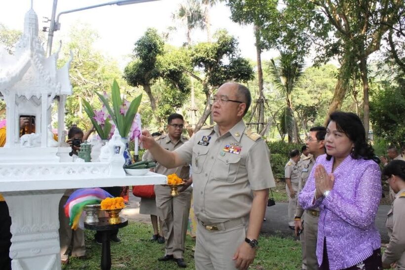 ผู้ว่าฯภูเก็ต เดินทางถึงจังหวัดภูเก็ตพร้อมเข้าสักการะสิ่งศักดิ์สิทธิ์คู่บ้านคู่เมือง | The Thaiger