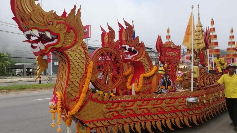ชาวบ้าน ต.เขาใหญ่ แห่เรือพระอนุรักษ์ประเพณี ท้องถิ่นใต้ | The Thaiger