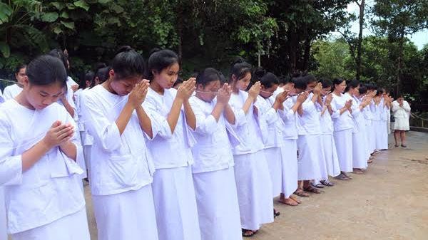 รร. สตรีภูเก็ต จัดบวชชีพราหมณ์ ถวายเป็นพระราชกุศลแด่ในหลวง ร. ๙ | The Thaiger