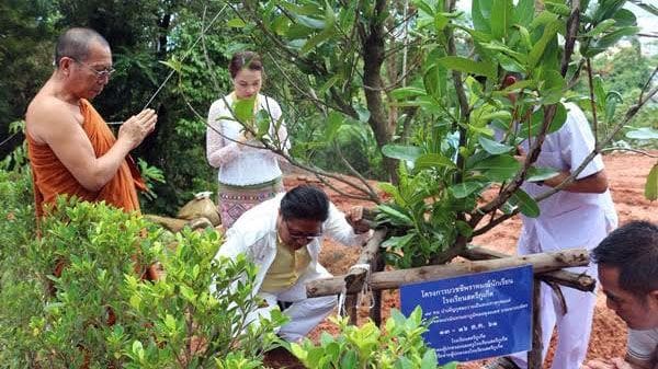 รร. สตรีภูเก็ต จัดบวชชีพราหมณ์ ถวายเป็นพระราชกุศลแด่ในหลวง ร. ๙ | News by The Thaiger