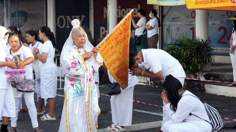 ประชาชนร่วมชมพิธีแห่พระรอบเมืองของศาลเจ้าจุ้ยตุ่ยเต้าโบ้เก้ง อย่างยิ่งใหญ่ | The Thaiger