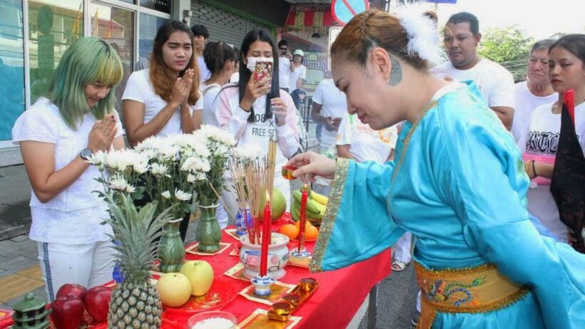 ขบวนแห่พระรอบเมืองอ๊ามสะปำ-บางคู ประเพณีถือศีลกินผักภูเก็ตคึกคัก | The Thaiger