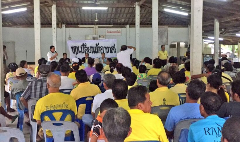 ชาวบ้าน ต.ทับปริก กว่า 200 คน รวมตัวขับไล่เจ้าอาวาส | The Thaiger