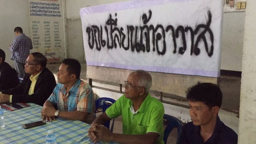 ชาวบ้าน ต.ทับปริก กว่า 200 คน รวมตัวขับไล่เจ้าอาวาส | The Thaiger