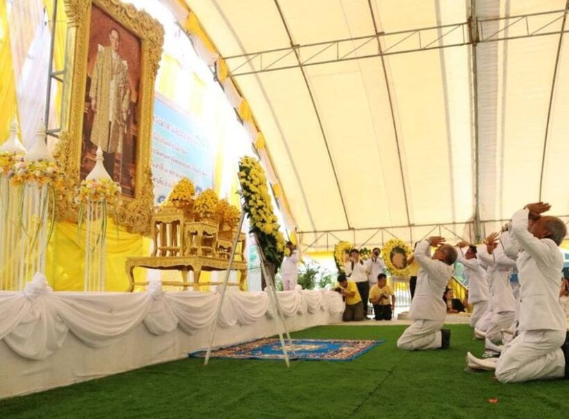 ผู้ว่าภูเก็ตร่วมพิธีวางพวงมาลาเบื้องหน้าพระบรมฉายาลักษณ์ในหลวง ร.9 | The Thaiger