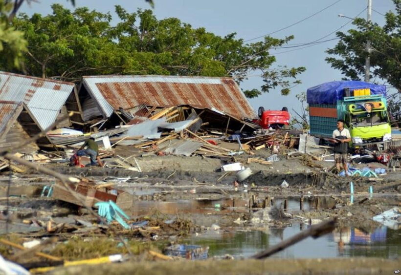 Survivors try to flee Palu as aid starts to flow in