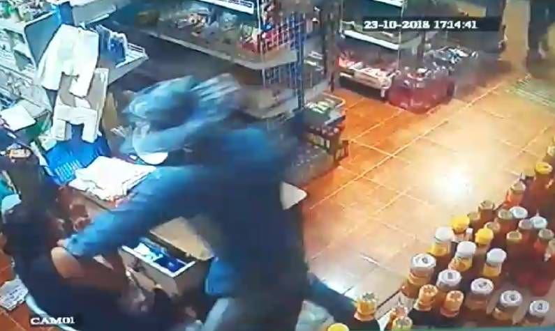 Police hunting for two men who robbed shop in Chalong