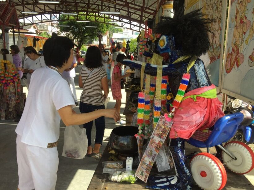 ชาวภูเก็ตแห่ทำบุญเดือนสิบ วัดขจรรังสรรค์จัดทำหุ่นเปรตเตือนใจผู้ทำความผิด | The Thaiger