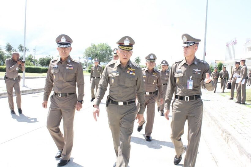 รองผู้บัญชาการตำรวจแห่งชาติ ลงภาค 8 มอบนโยบาย การป้องกันปราบปรามให้ตำรวจในพื้นที่ | The Thaiger