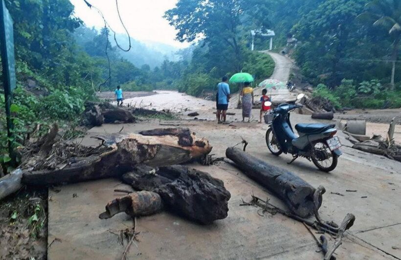 Floods sweep away bridge in Mae Hong Son