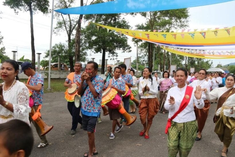 ต.ศรีสุนทร เตรียมจัดงานลอยกระทง “คิดถึงท้ายรางที่บางมะรวน ตอน บุพเพสันนิวาส” | News by The Thaiger