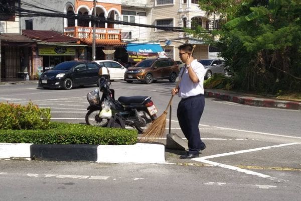 Phuket teenager helps mother clean up roads before school | News by Thaiger