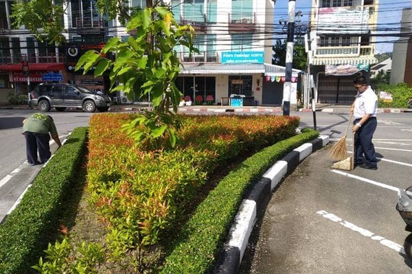 Phuket teenager helps mother clean up roads before school