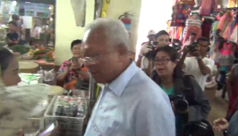 สุเทพ เดินคารวะแผ่นดิน จ.กระบี่ โดนชาวบ้านถาม มาทำไหร ไม่เอา เทือก | The Thaiger