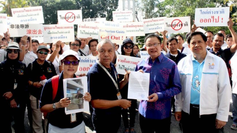 Local tour guides protest over illegal tour guides