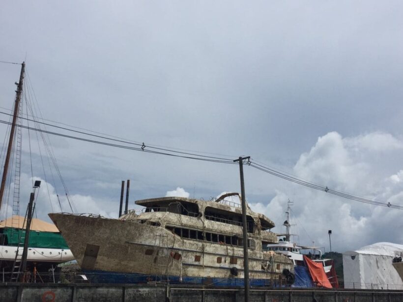 “ฟีนิกซ์” ขึ้นคานวันนี้ หลังลากจ่อหน้าคานเรือสำเร็จ | The Thaiger