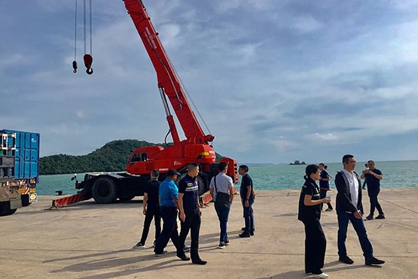 Singapore barge and crane arrive for the rising of Phoenix