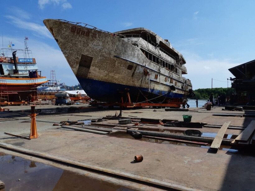 ยก “ฟีนิกซ์” เรือมรณะขึ้นคานแล้ววันนี้ คุมเข้ม ห้ามสื่อ – ผู้ไม่เกี่ยวข้องเข้าใกล้ | The Thaiger