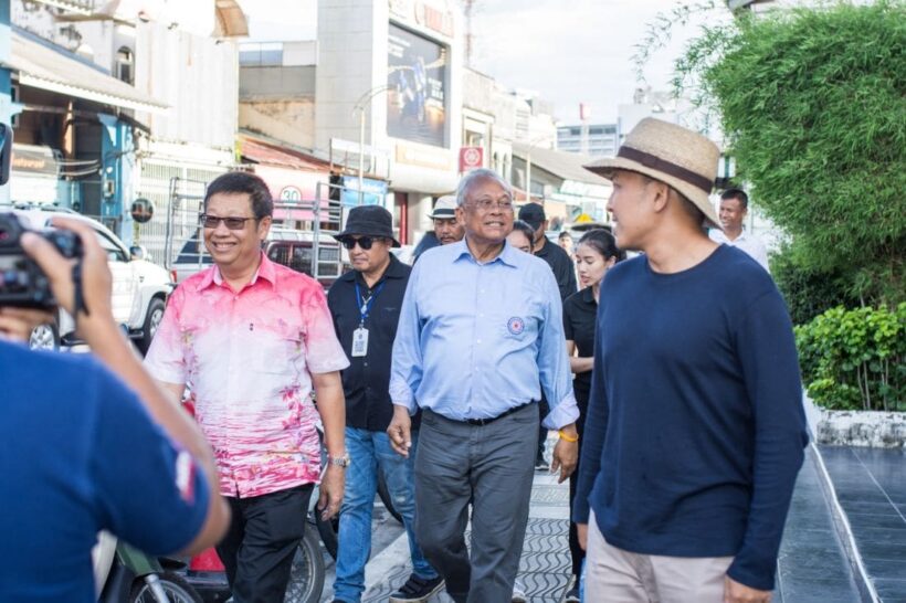 กำนันสุเทพเดินคาราวะแผ่นดินประชาชนต้อนรับเป็นอย่างดี | The Thaiger