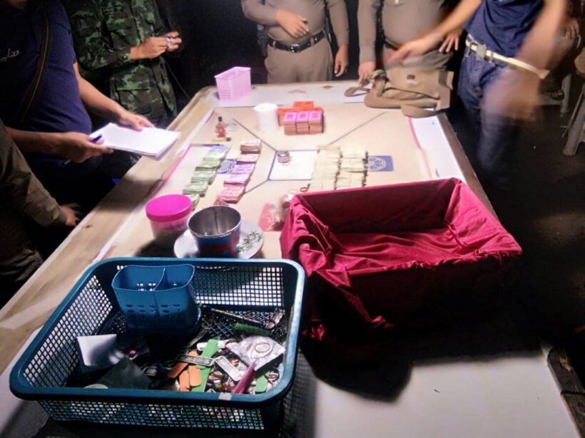 รวบนักพนัน กุ้ง ปลา แมงดา ดอกไม้ 11 คน กลางสวนยางพื้นที่ ต.ฉลอง | The Thaiger