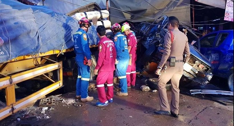 Truck ploughs into a Phitsanulok market killing one person | News by Thaiger