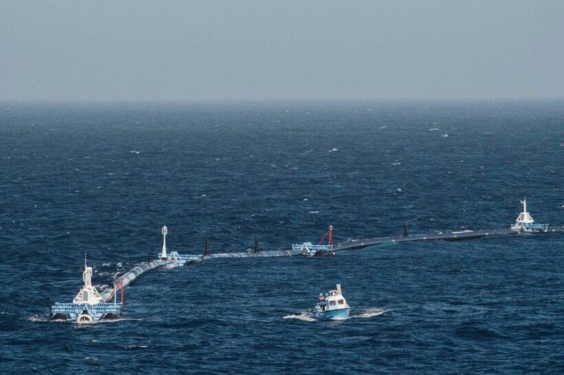 Floating plastic waste removal machine in the Pacific Ocean – Fail, so far