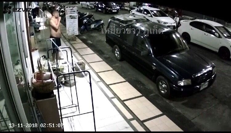 แชร์ว่อน ชายยืนช่วยตัวเองอยู่หน้าห้องพักที่คอนโดแห่งหนึ่งกลางเมืองภูเก็ต | The Thaiger