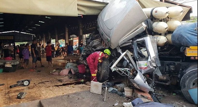Truck ploughs into a Phitsanulok market killing one person | News by Thaiger