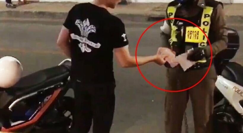 Chiang Mai policeman caught accepting bribe on Facebook post