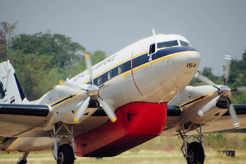 กองทัพอากาศ สั่งบิน BT-67 โปรยละอองน้ำเขตดอนเมือง-จตุจักร แก้วิกฤตฝุ่น PM 2.5 | The Thaiger