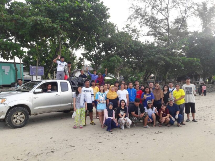 เคาท์ดาว ปีใหม่กระบี่ เละ นทท.ทิ้งขยะเกลื่อนชายหาด เจ้าหน้าที่เร่งเก็บก่อนถูกน้ำซัดลงทะเล | The Thaiger