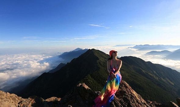 นักปีนเขาบิกินี่หญิง พลัดตกหุบเขาลึก 1,700 เมตร เสียชีวิต | The Thaiger